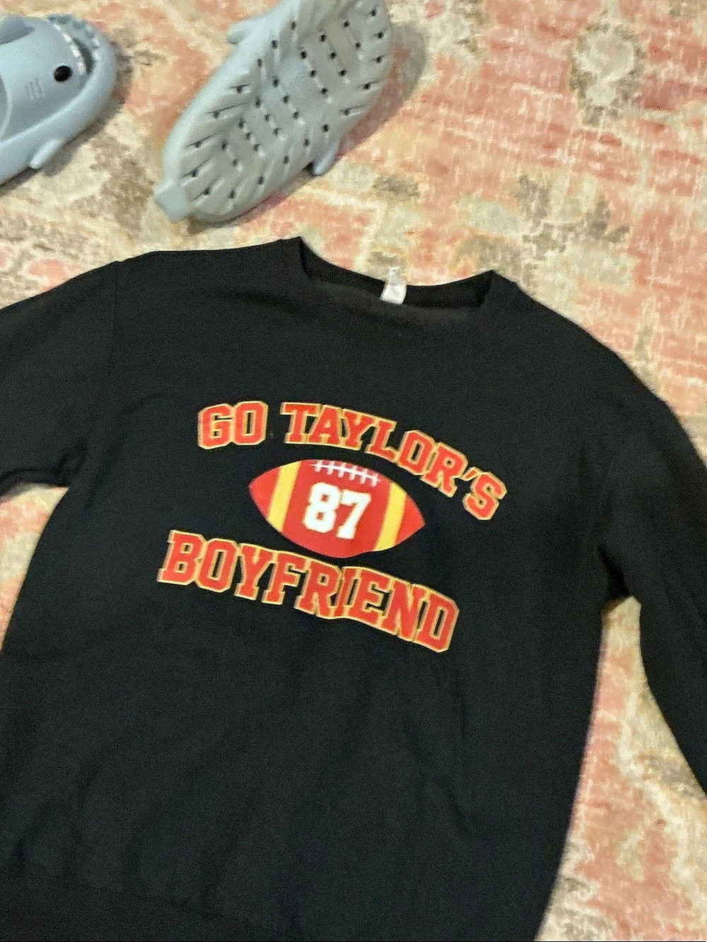 Gildan Go Taylor's Boyfriend 87 Crewneck Sweatshirt Graphic Tee Small Black &